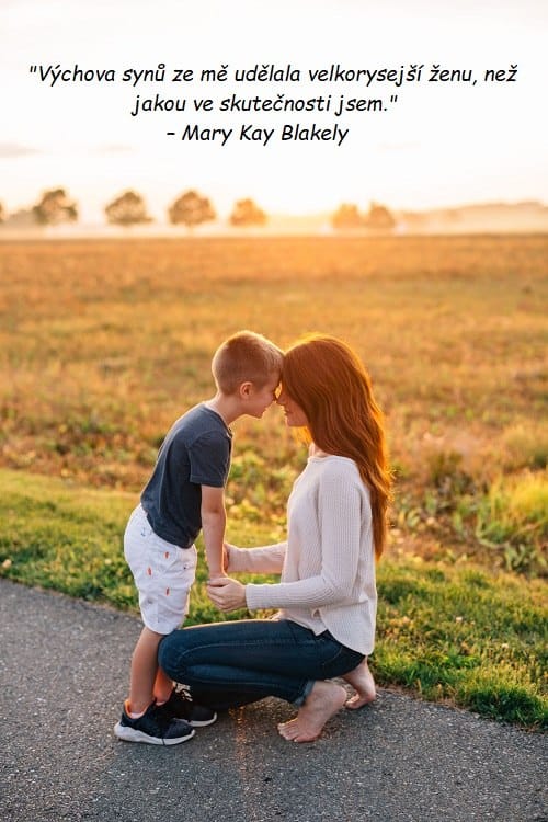 Citát pro syna od Mary Kay Blakely vložený do fotografie matky tisknoucí čelo k čelu svého malého synka v přírodě při západu slunce.